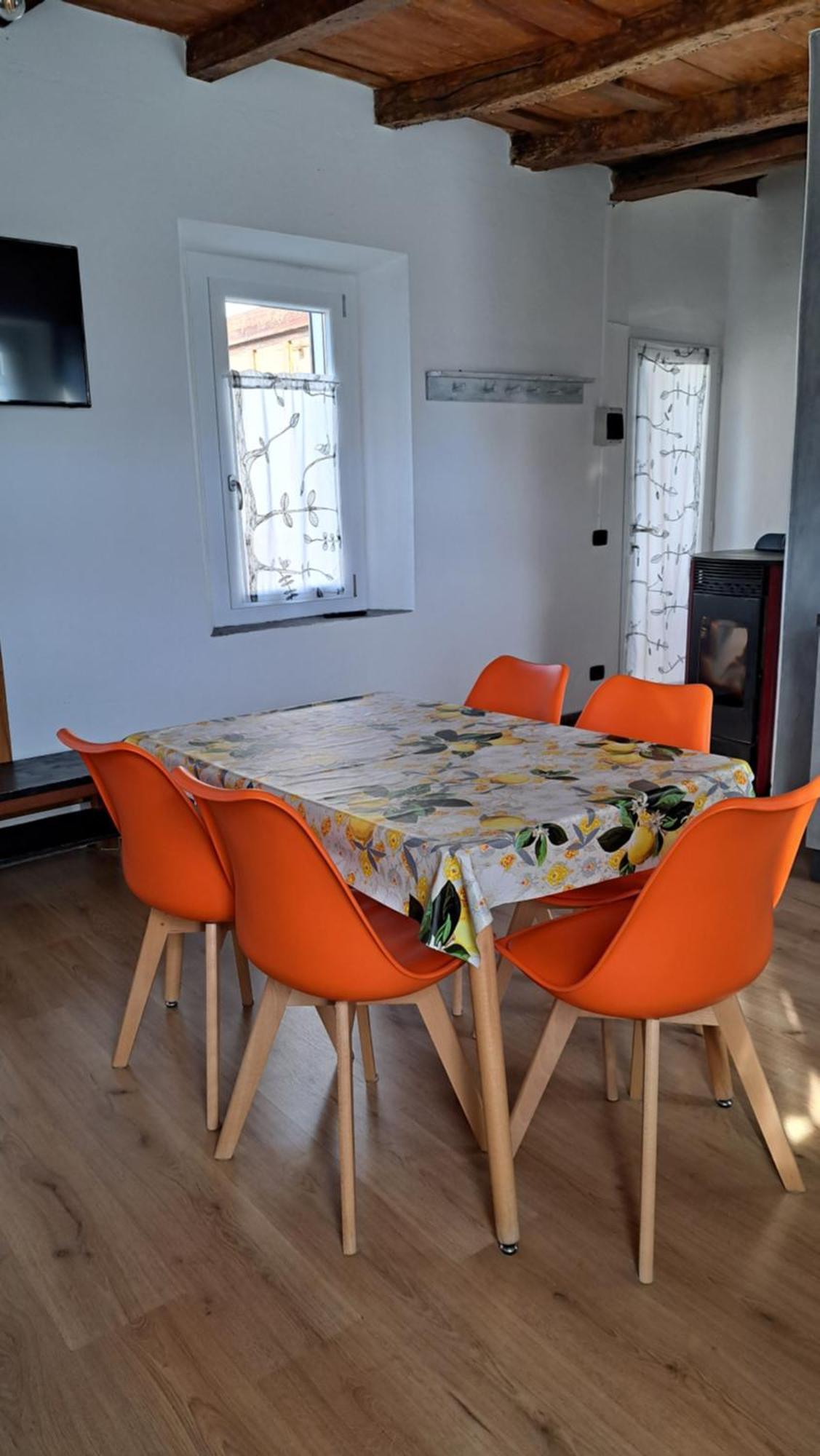 דירות Castiglione dʼIntelvi Casa Olmi Dependance חדר תמונה